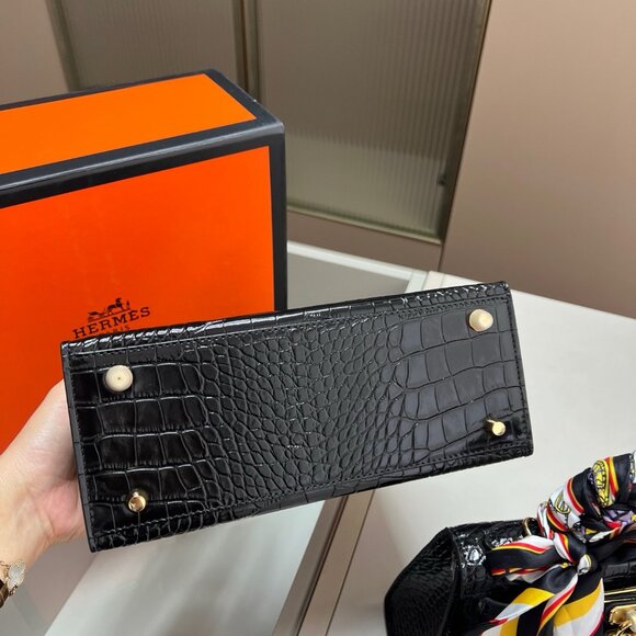 Classic Hermes Bag: A Stylish and Versatile Choice for Elegance - Picture 3 of 9